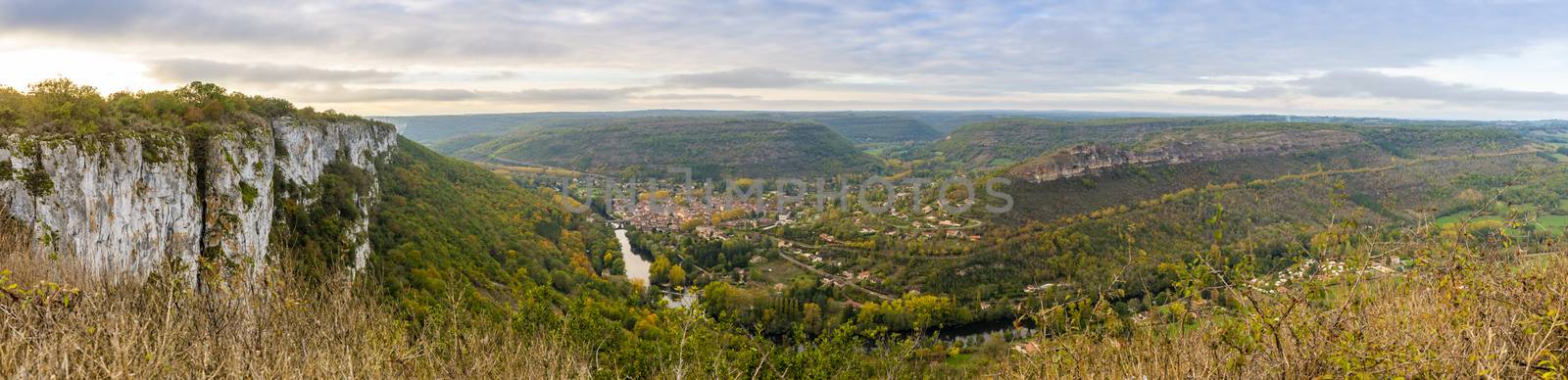 The Aveyron valley at Saint-Antonin-Noble-Val, from the top of the cliff, offers a magnificent and impressive panorama.