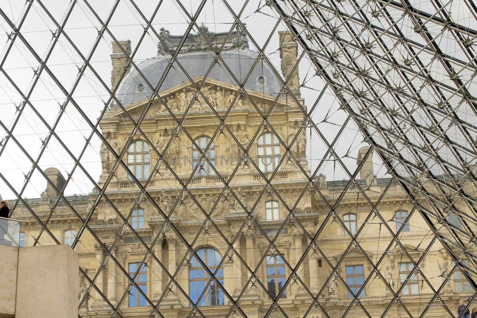 louvre museum paris pyramid