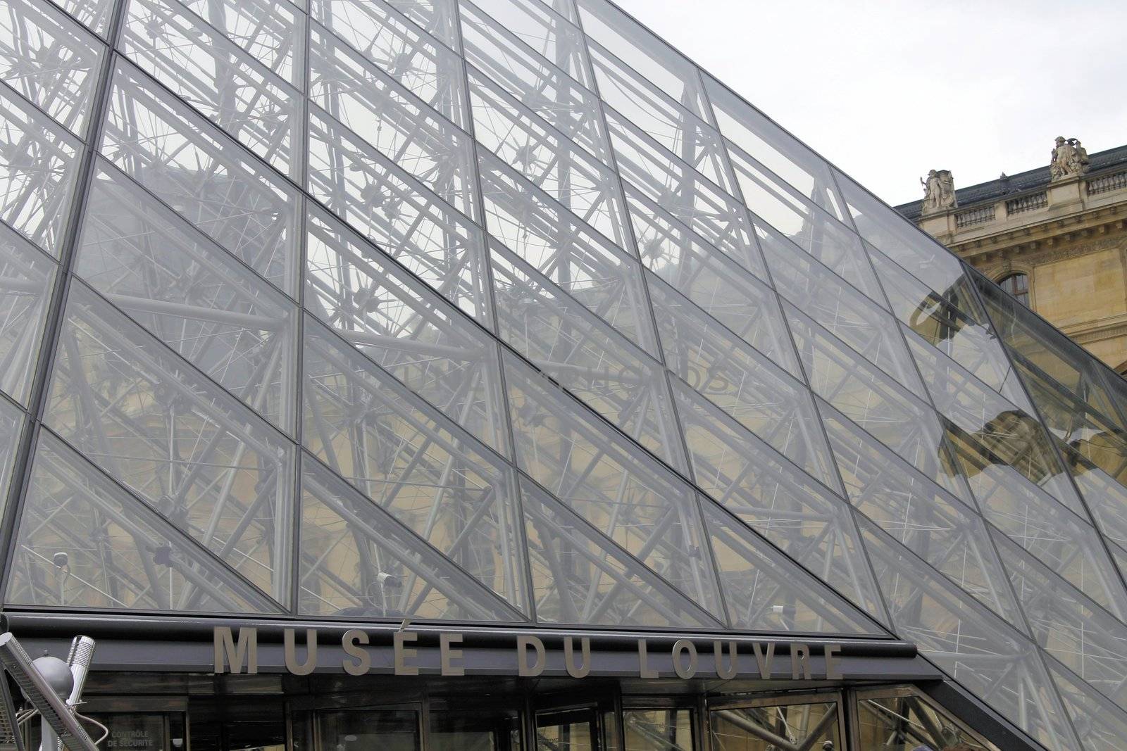 louvre museum paris pyramid