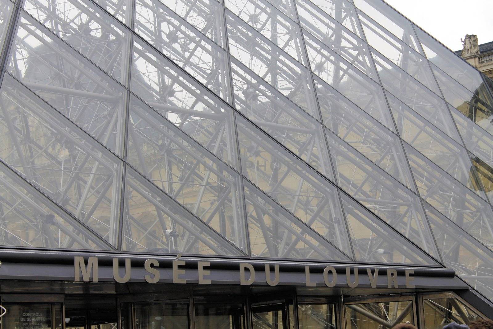 louvre museum paris pyramid