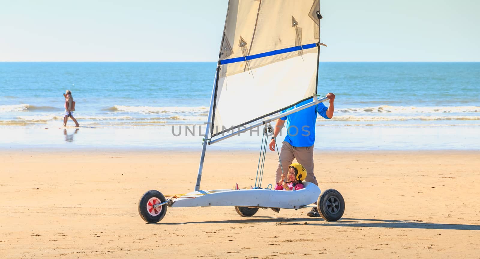 trainer gives a lesson of sand yachting by AtlanticEUROSTOXX