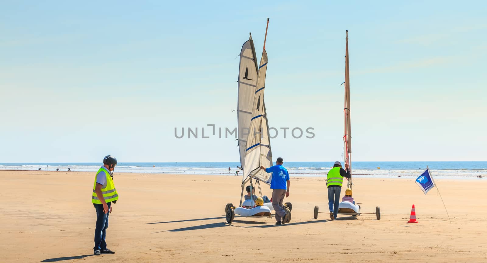 trainer gives a lesson of sand yachting by AtlanticEUROSTOXX