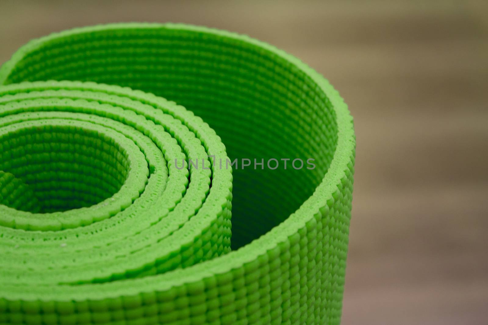 Green Shallow focus image of colorful, rolled up yoga mat. Fotografía de Gema Ibarra. Prohibida su utilización para cualquier uso sin autorización.Todos los derechos reservados.
