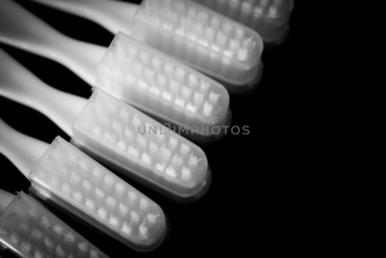 Toothbrushes teeth lying on black background. Fotografía de Gema Ibarra. Prohibida su utilización para cualquier uso sin autorización.Todos los derechos reservados.