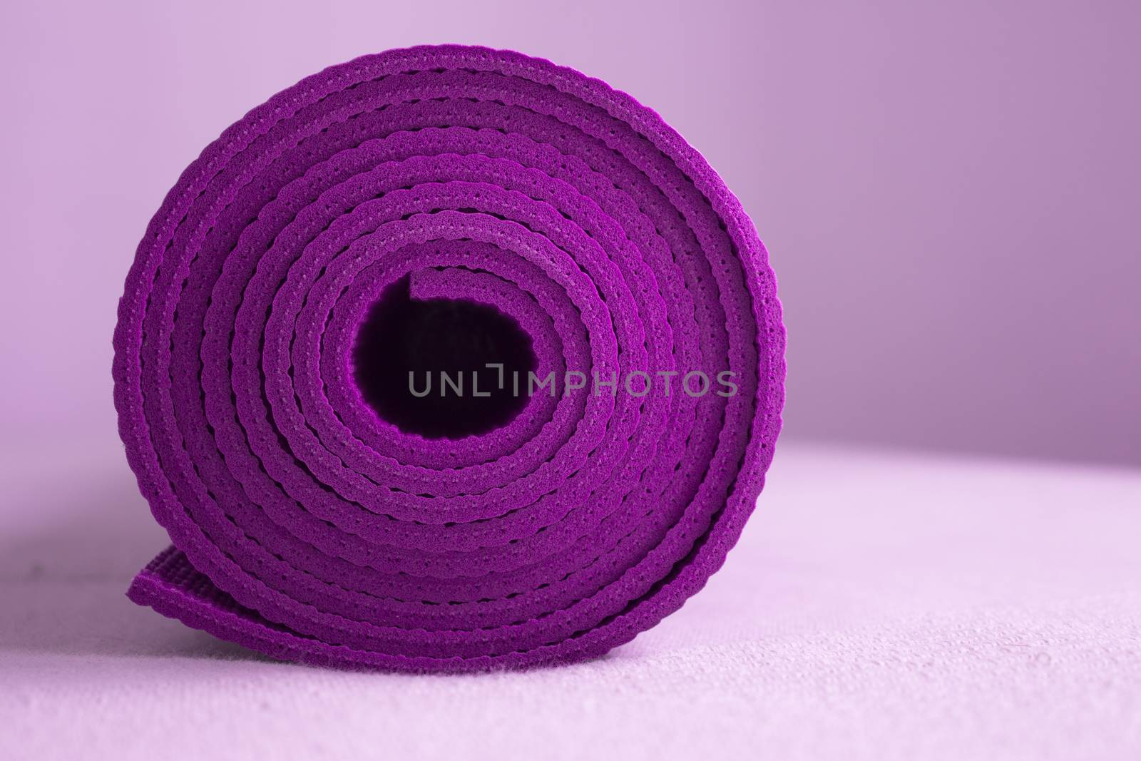 Purple Yoga Mat por Gema Ibarra by GemaIbarra