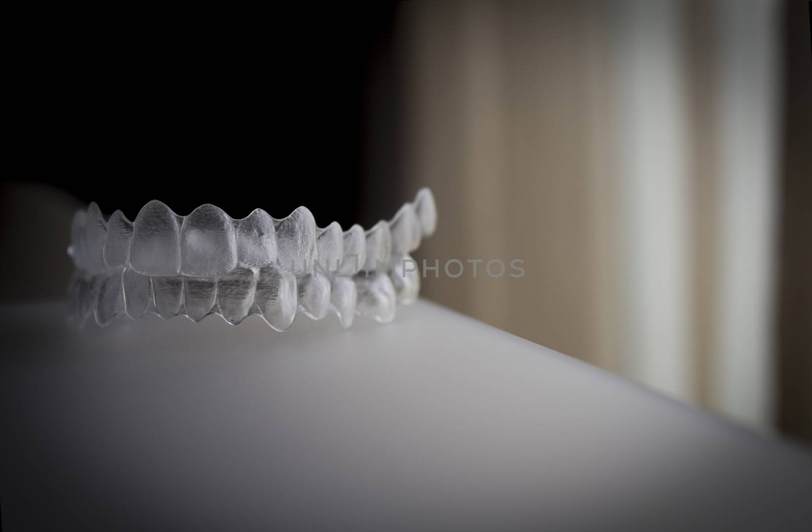 Isolated dental retainers in brown background. Fotografía de Gema Ibarra. Prohibida su utilización para cualquier uso sin autorización.Todos los derechos reservados.