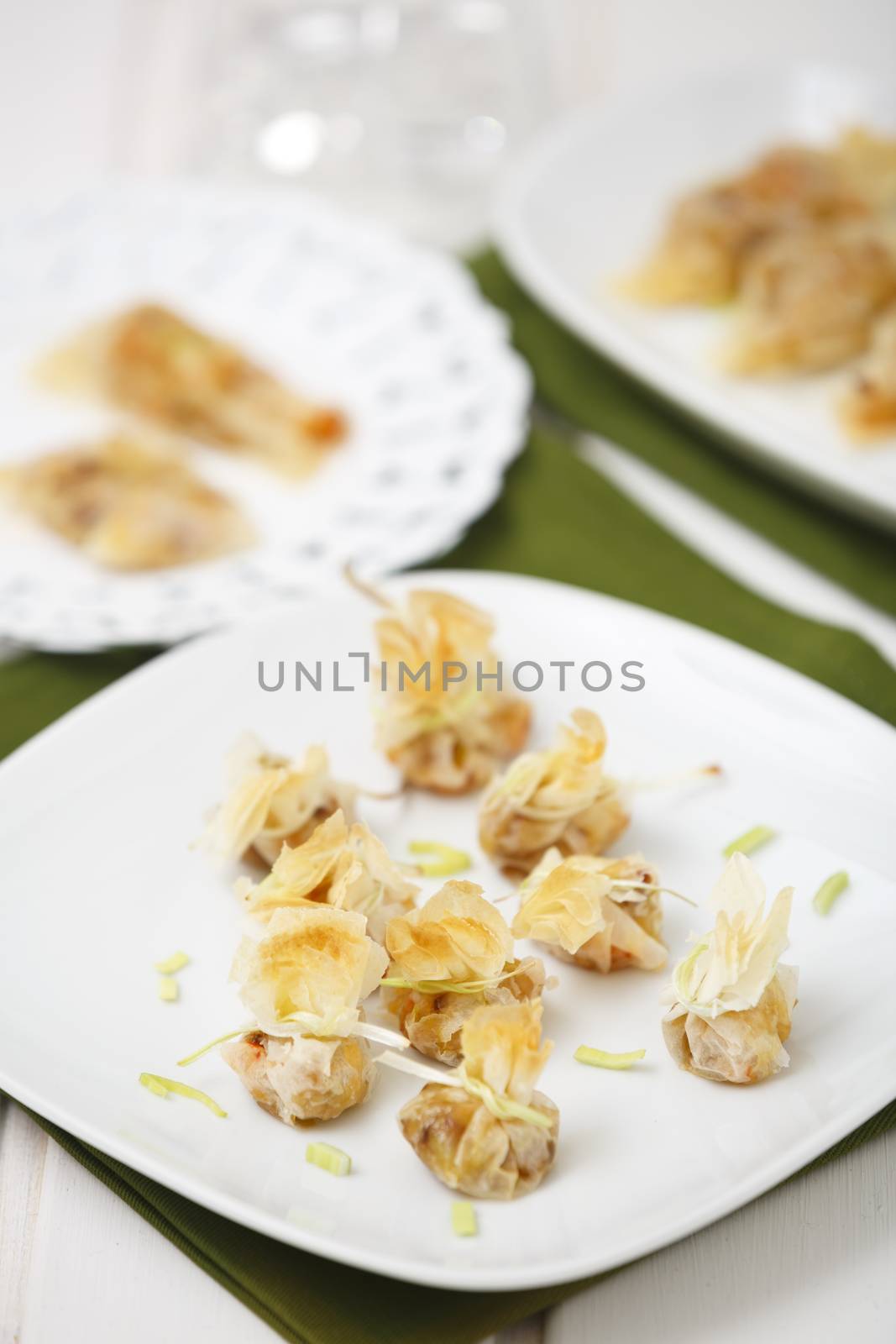 Bags made with filo pastry and folled with leek, onion an prawn.