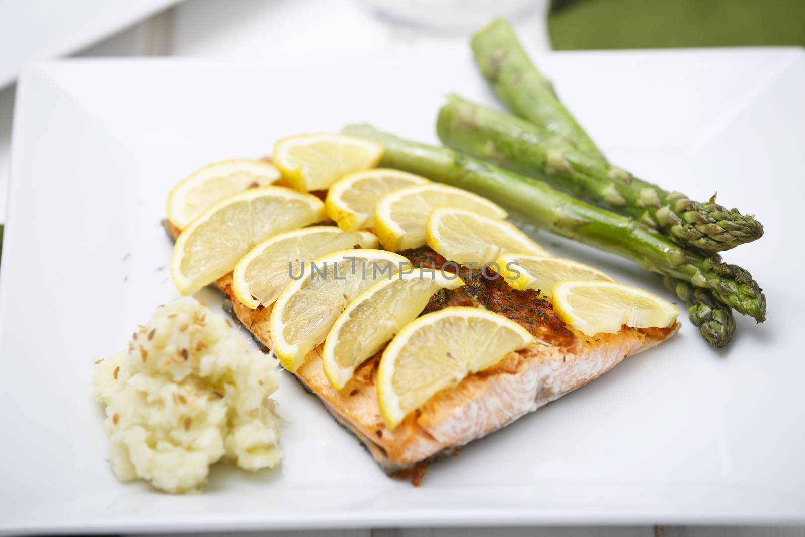 Salmon grilled with cauliflower mashed and asparagus.