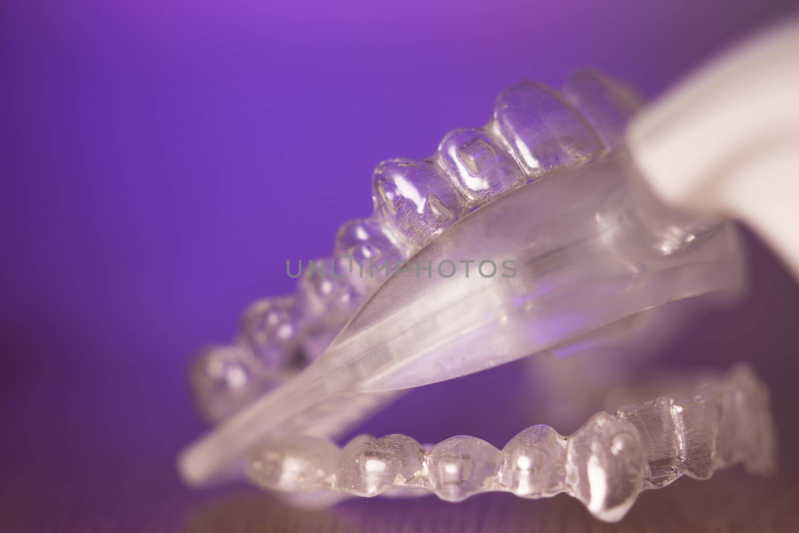 Vibrating dental device with invisible orthodontics