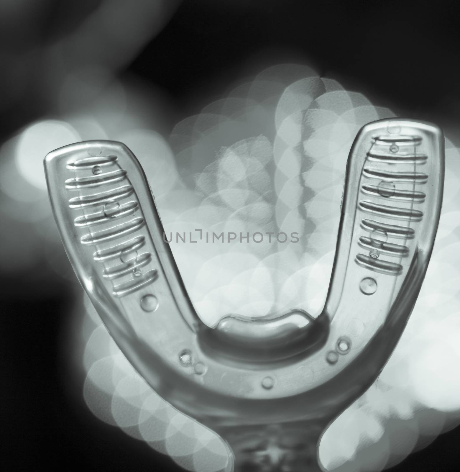 Vibrating dental device with invisible orthodontics