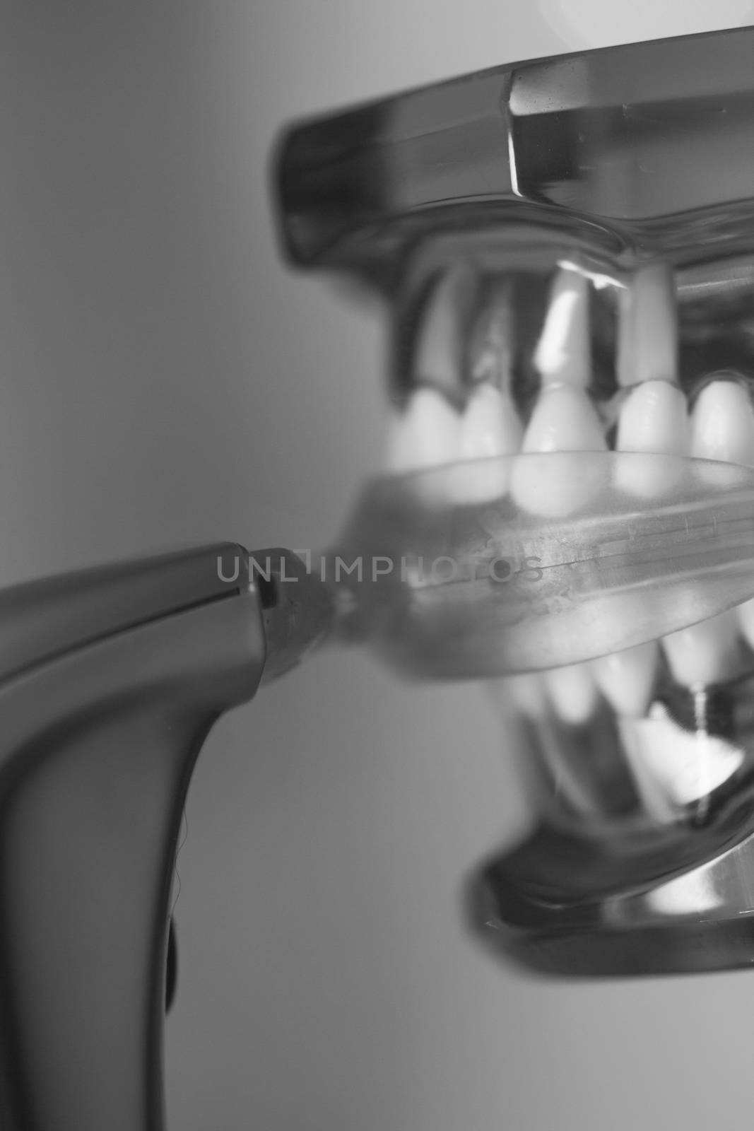 Vibrating dental device with invisible orthodontics