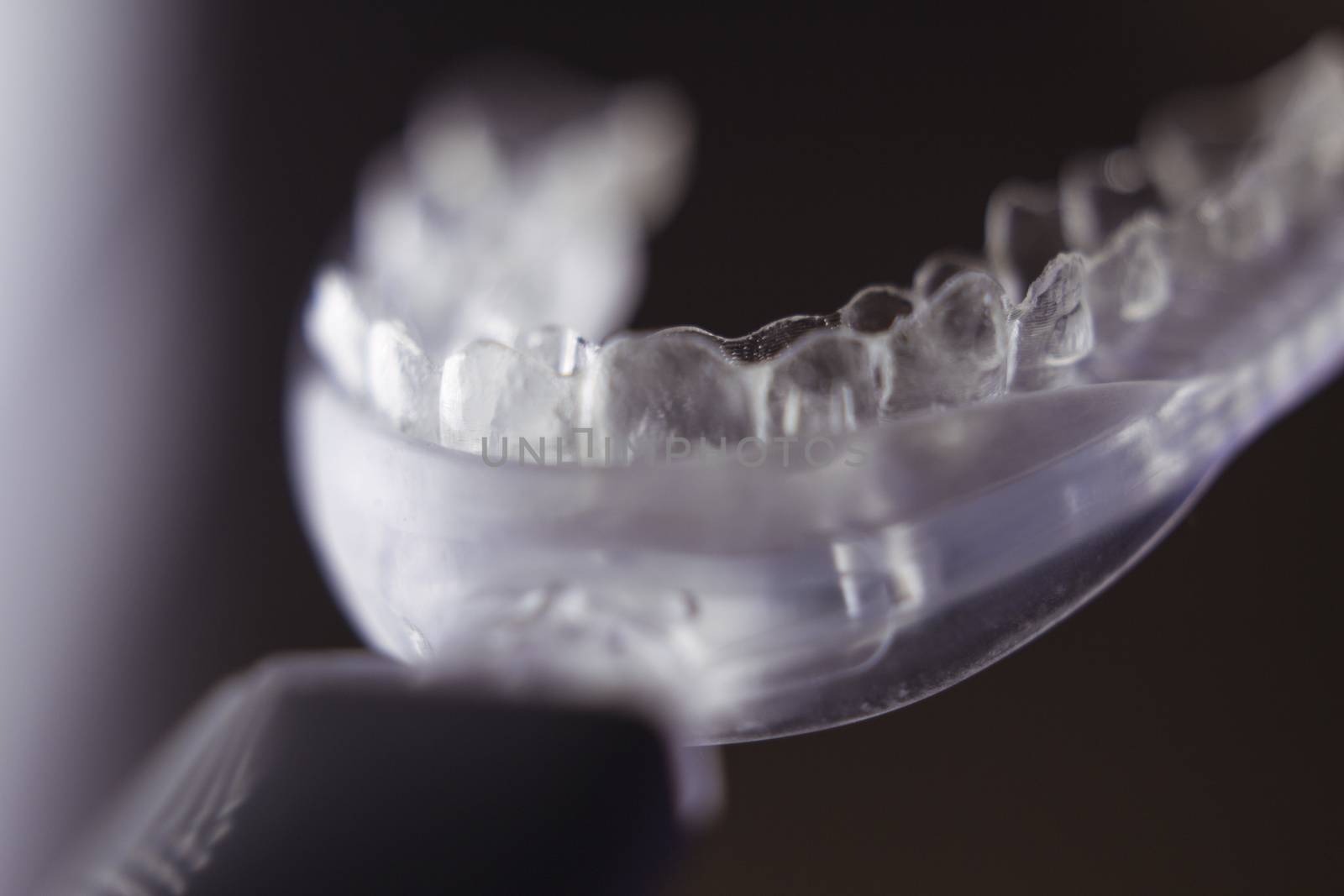 Vibrating dental device with invisible orthodontics