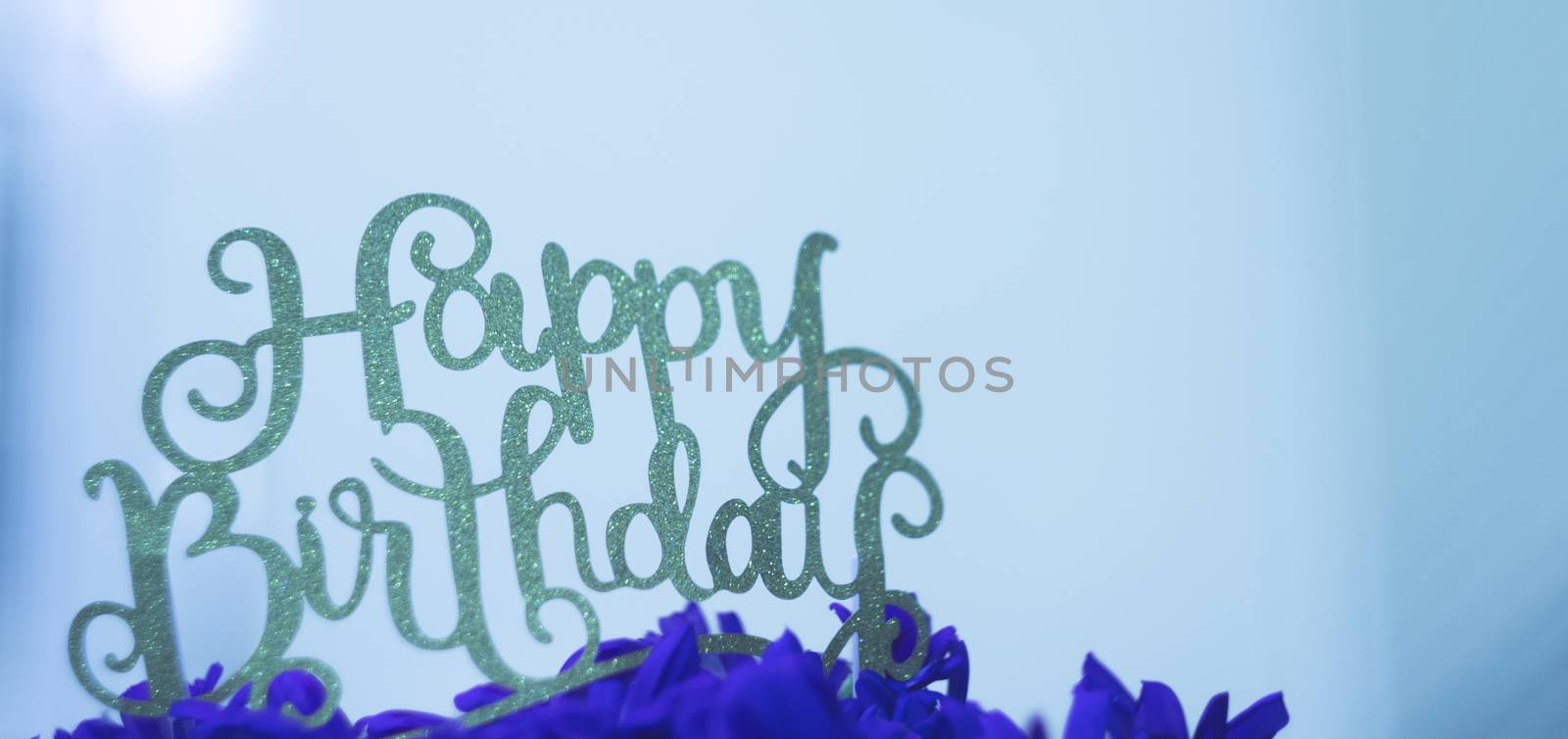 Flower arrangement with happy birthday sign