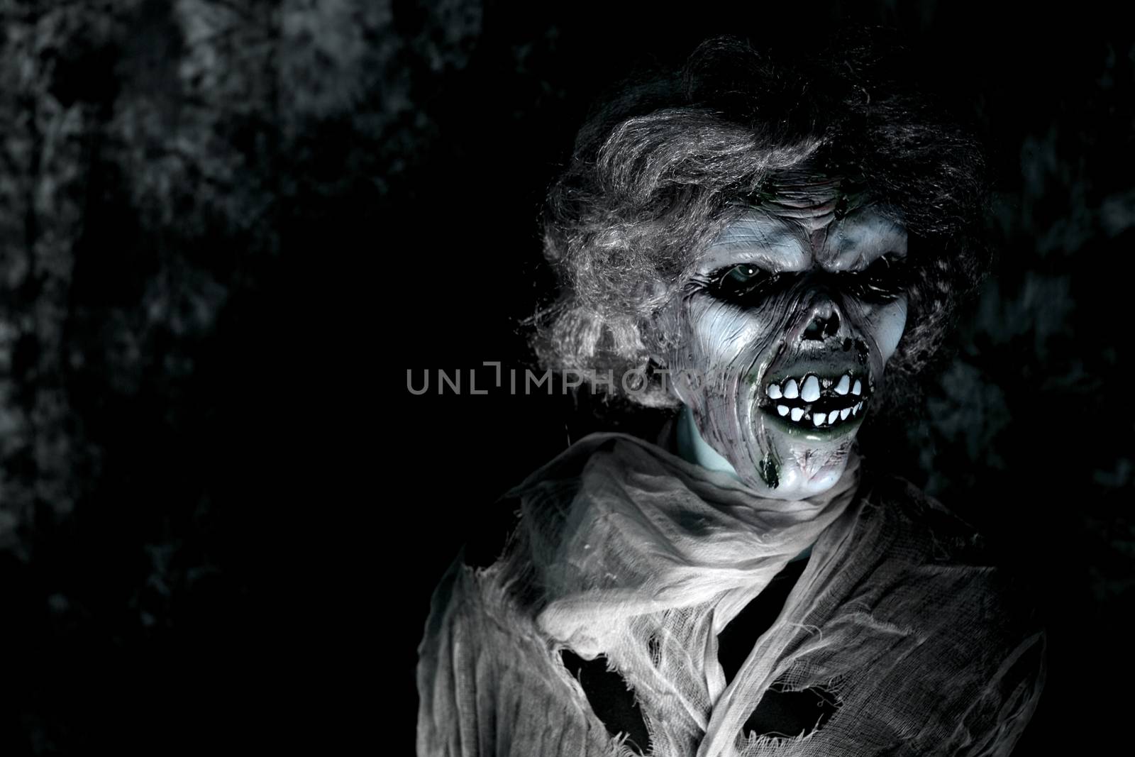 Person with the appearance of the living dead. Sensation of depression, darkness, addictions.