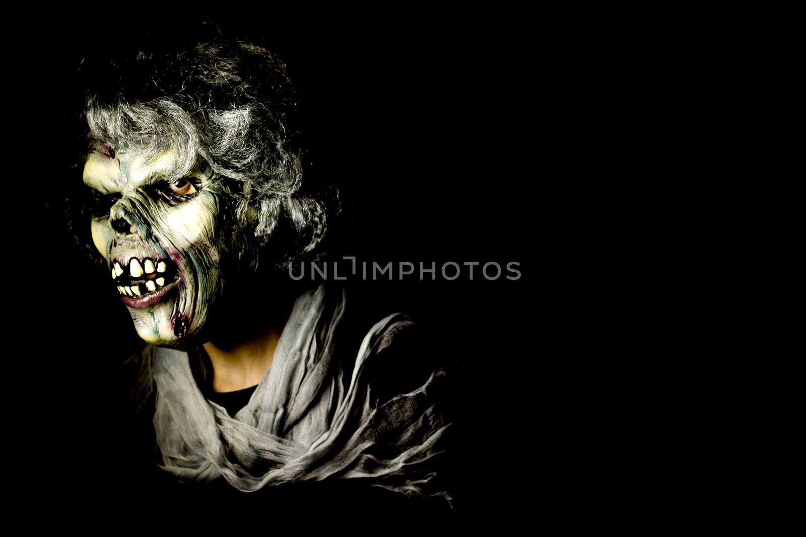 Person with the appearance of the living dead. Sensation of depression, darkness, addictions.