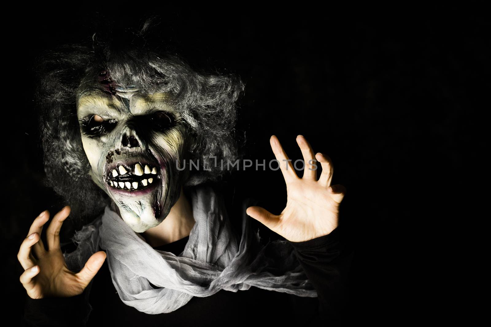 Person with the appearance of the living dead. Sensation of depression, darkness, addictions.