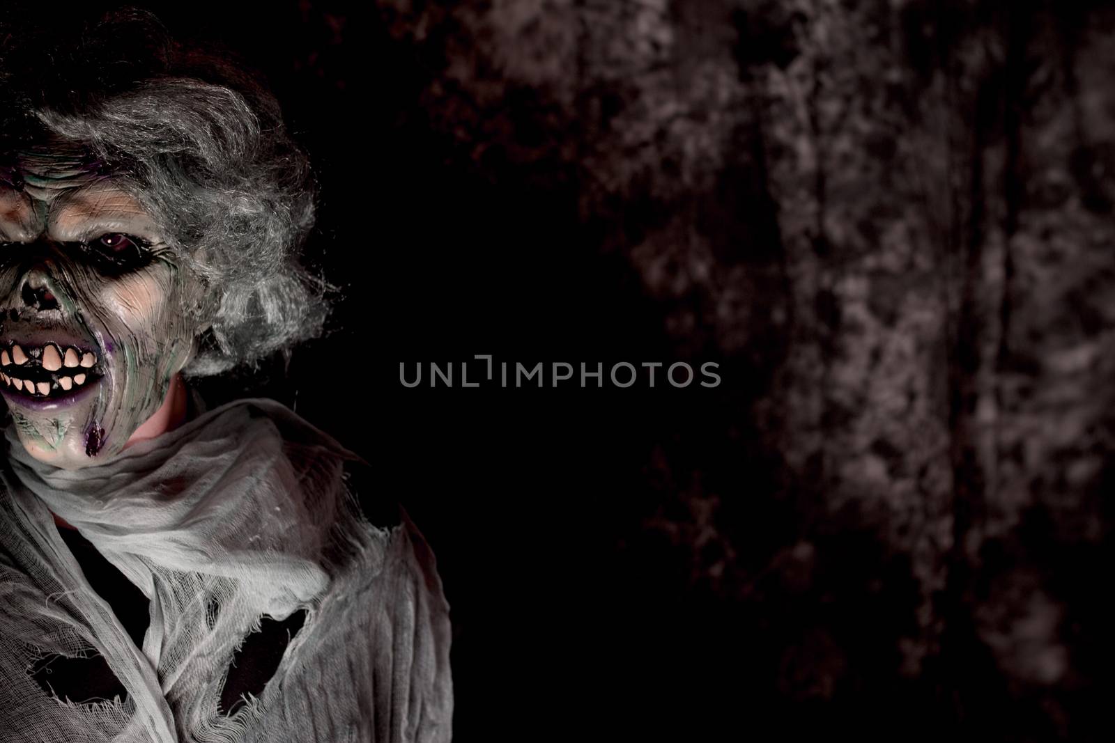 Person with the appearance of the living dead. Sensation of depression, darkness, addictions.