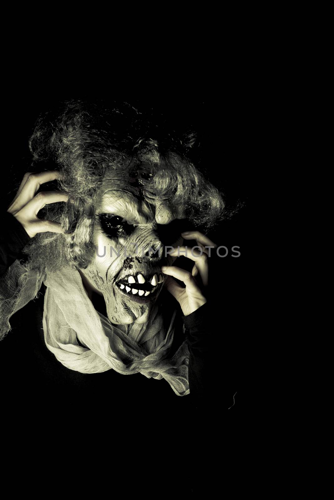 Person with the appearance of the living dead. Sensation of depression, darkness, addictions.