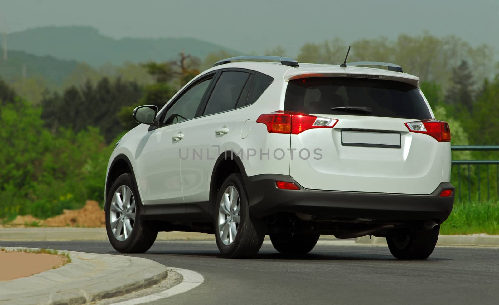 photos of SUVs that drives fast cornering