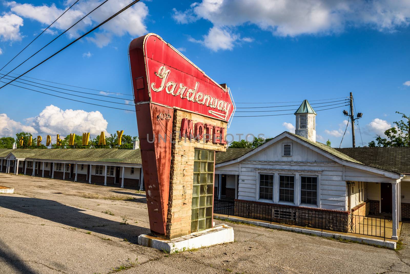 Abandoned motel on historic route 66 in Missouri by nickfox