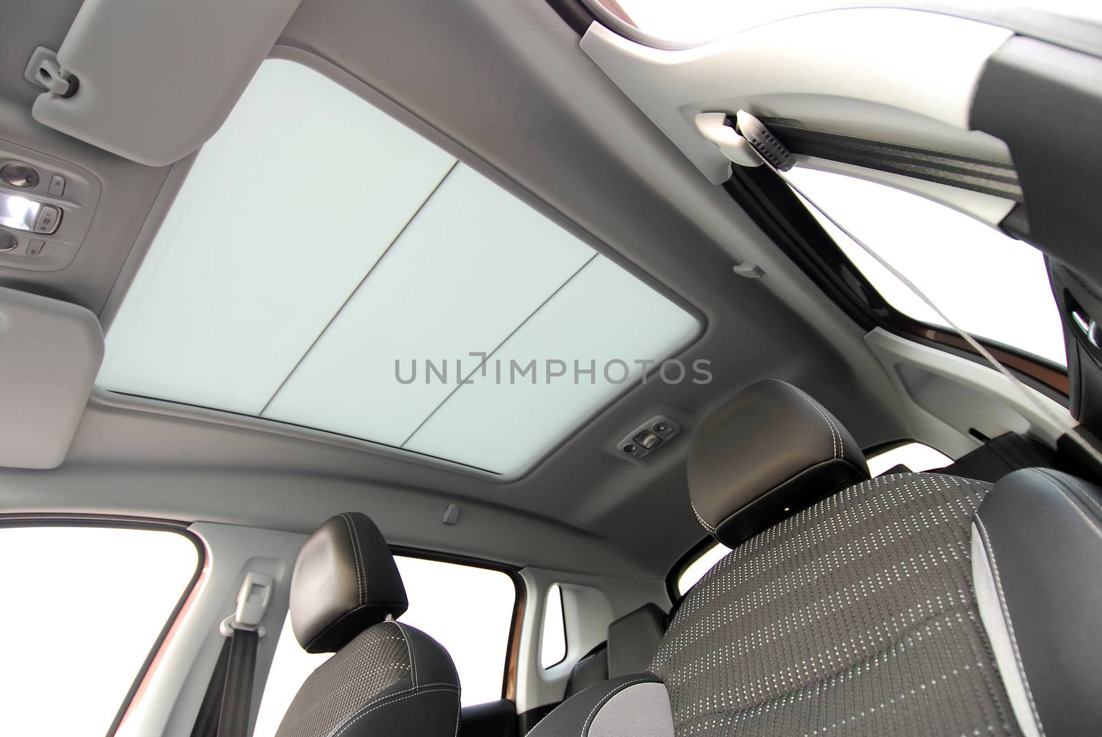 Panoramic sunroof in a passenger car