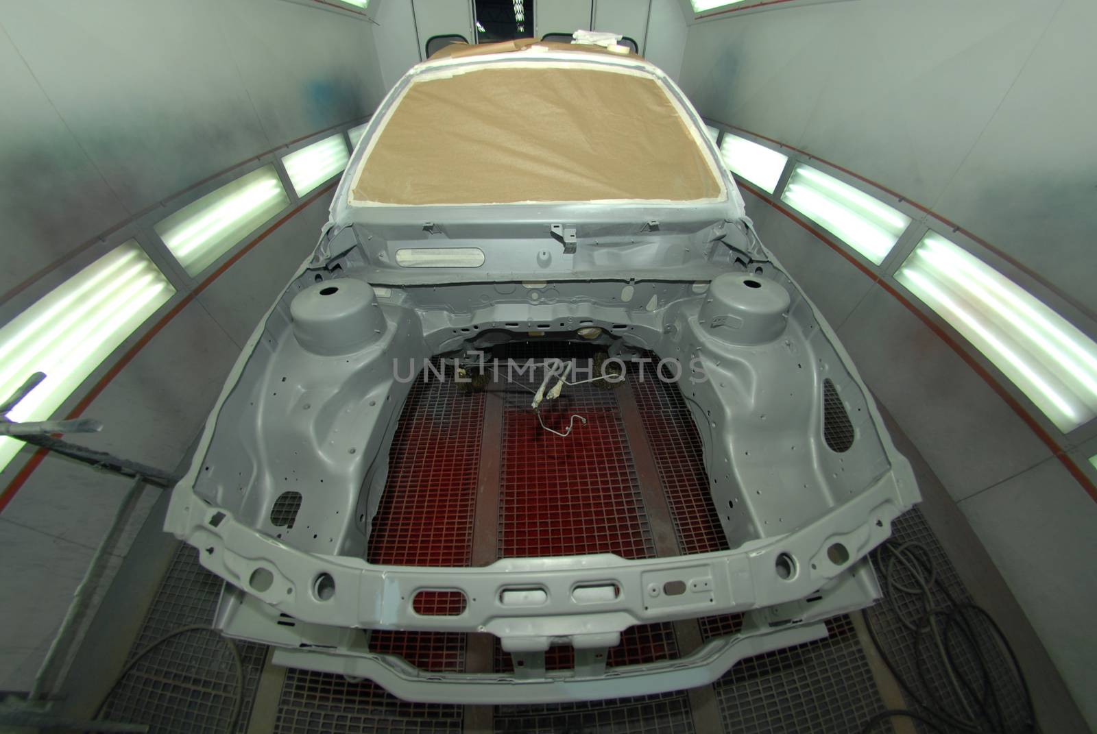 The car is prepared in the chamber for painting by aselsa