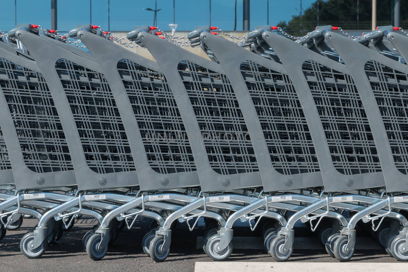 Bretignolles sur Mer, France - 31 juillet 2016: modern supermarket shopping cart in front of a supermarket on a summer day