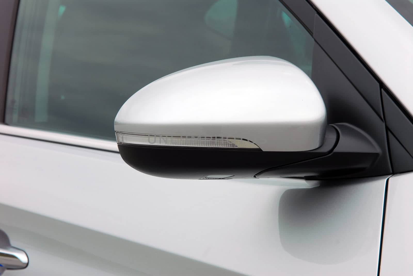 Side mirror with turn signal of a luxury car