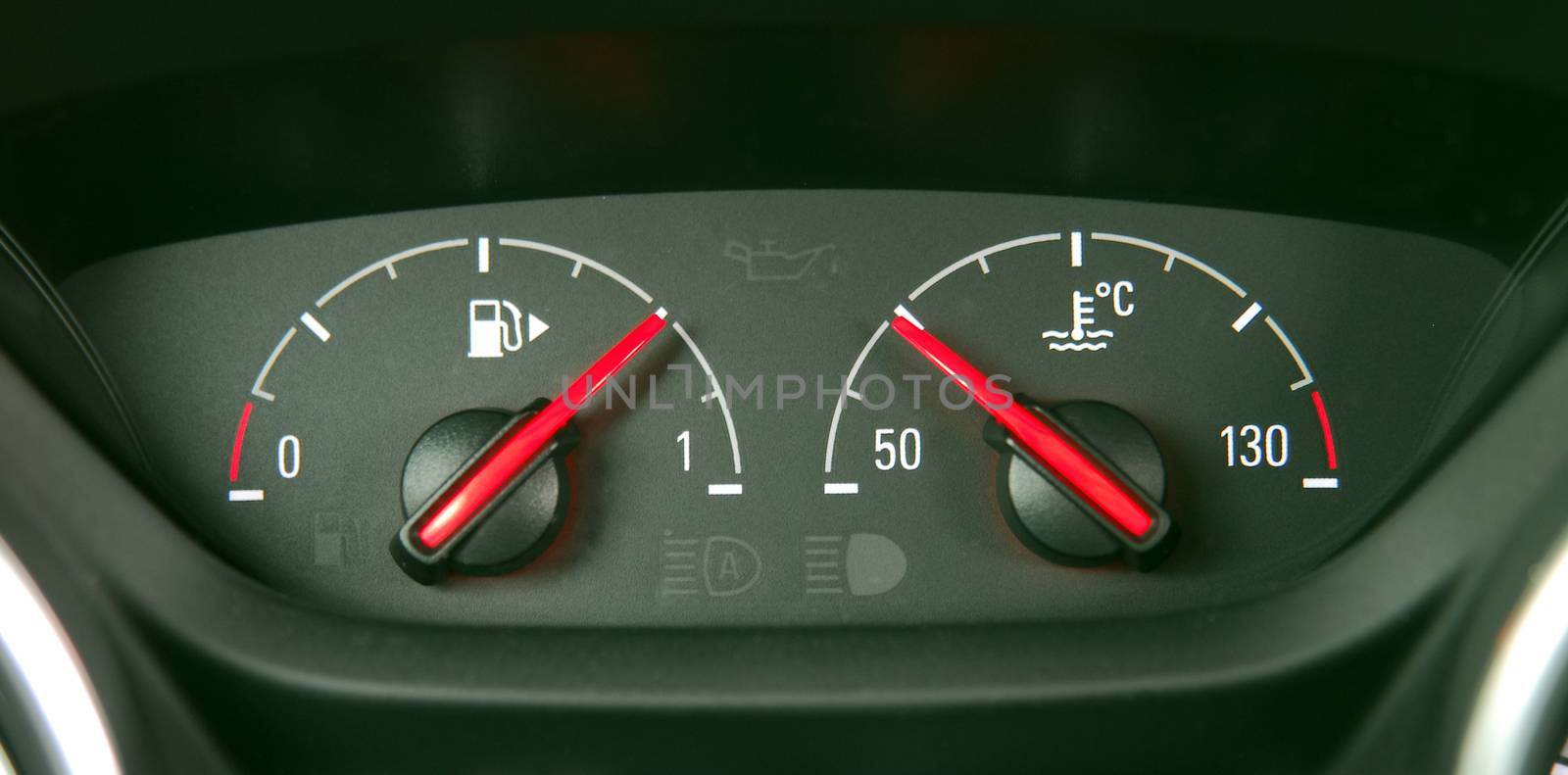 analog instruments for the amount of fuel and the temperature in the car