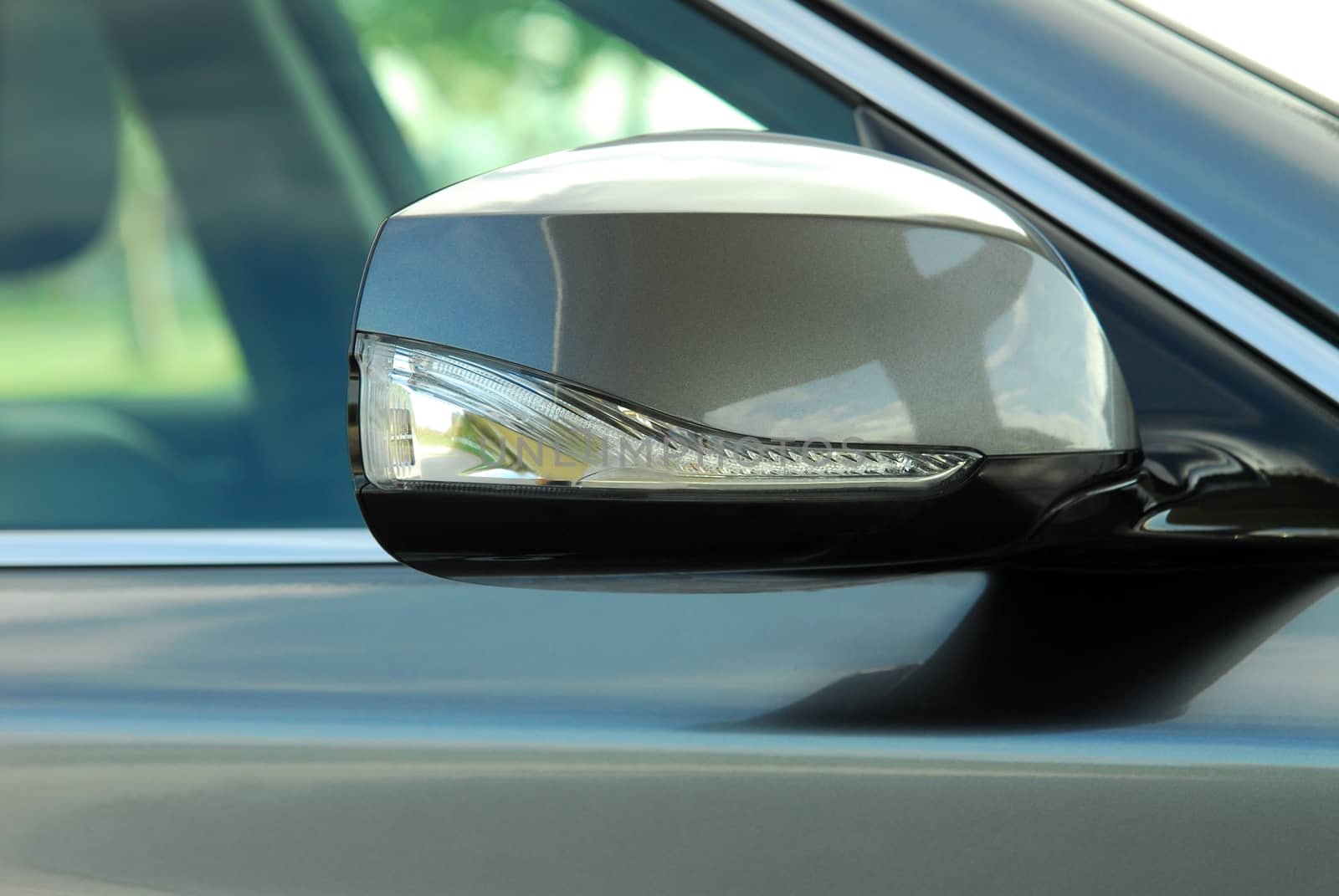 Side mirror with turn signal of a luxury car