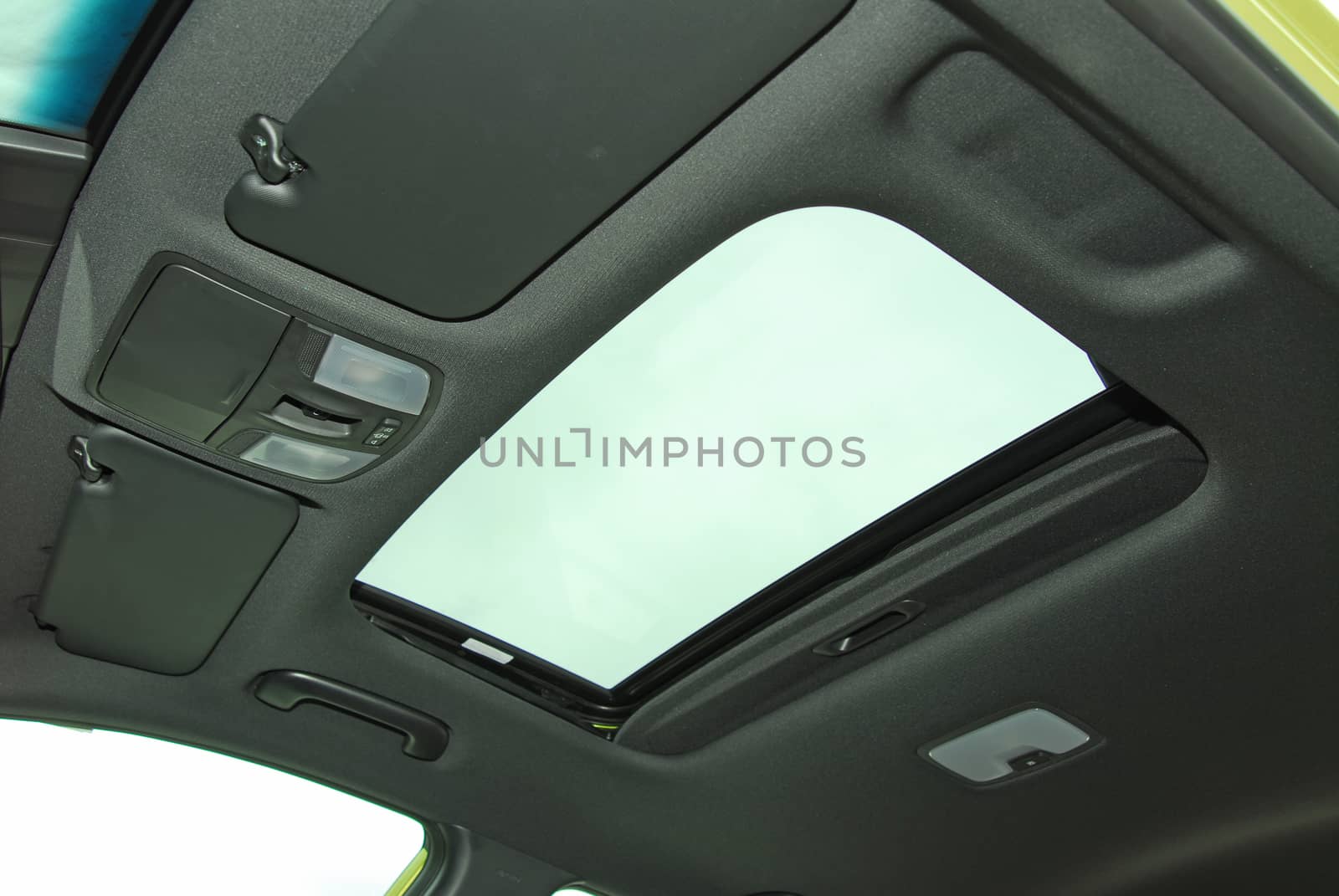 Panoramic sunroof in a passenger car