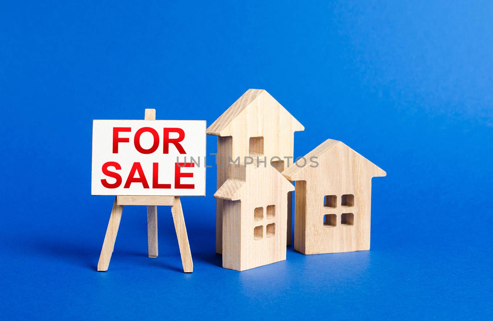 houses and easel FOR SALE. selling a home. Announcement of the sale and attracting potential buyers. Advertising campaign. purchase of real estate. by iLixe48