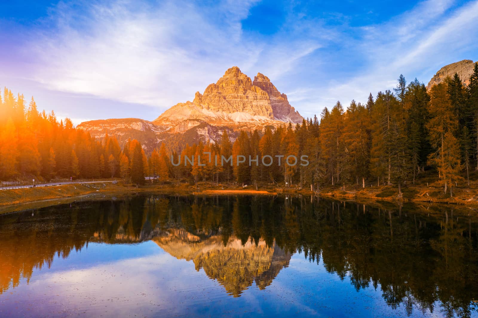 Autumn view of Lake Antorno (Lago di Antorno) located in Dolomites area, Belluno Province, Italy. Lake Antorno, Three Peaks of Lavaredo, Lake Antorno and Tre Cime di Lavaredo, Dolomites, Italy.