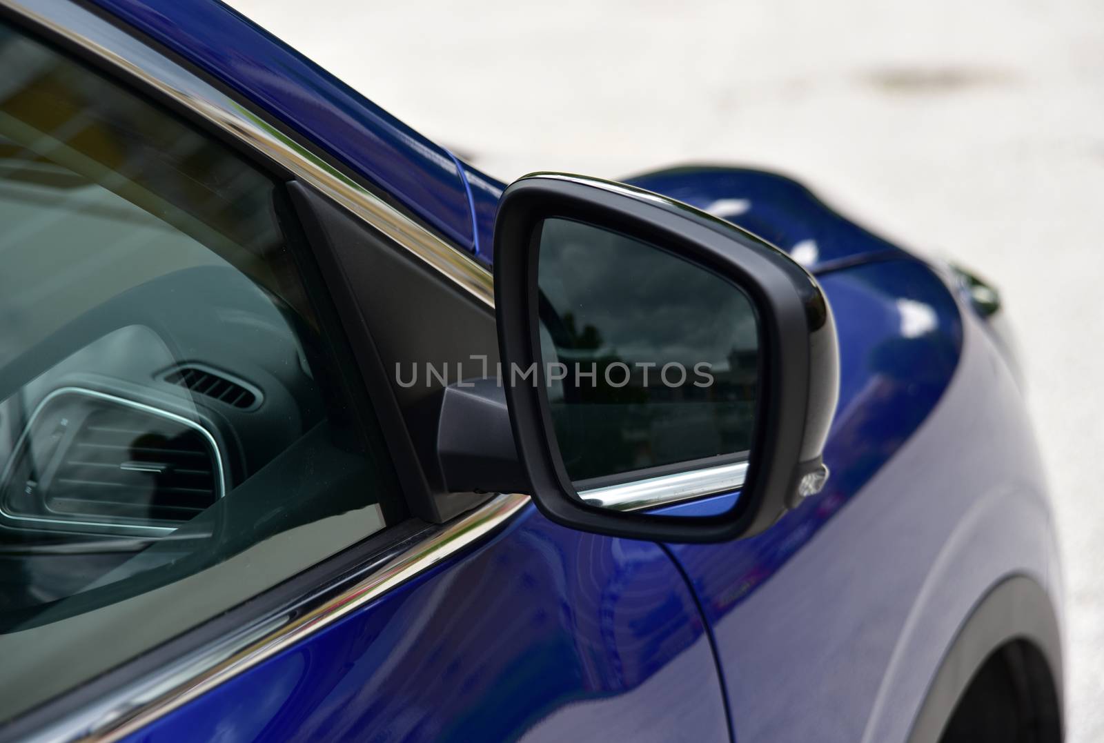 Side mirror with turn signal of a luxury car