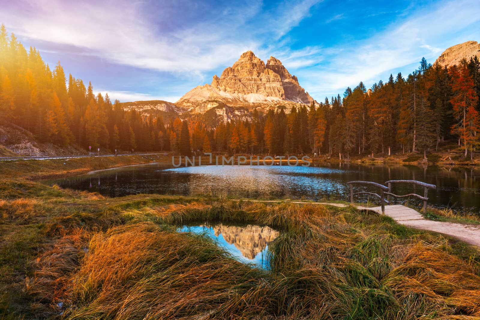 Autumn view of Lake Antorno (Lago di Antorno) located in Dolomites area, Belluno Province, Italy. Lake Antorno, Three Peaks of Lavaredo, Lake Antorno and Tre Cime di Lavaredo, Dolomites, Italy.