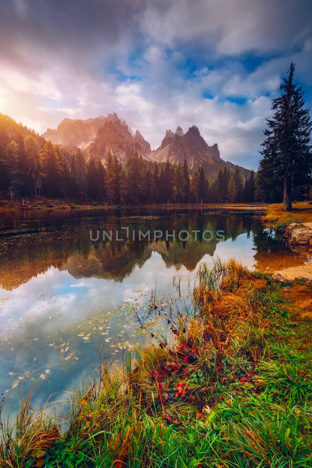 Autumn view of Lake Antorno (Lago di Antorno) located in Dolomites area, Belluno Province, Italy. Lake Antorno, Three Peaks of Lavaredo, Lake Antorno and Tre Cime di Lavaredo, Dolomites, Italy.