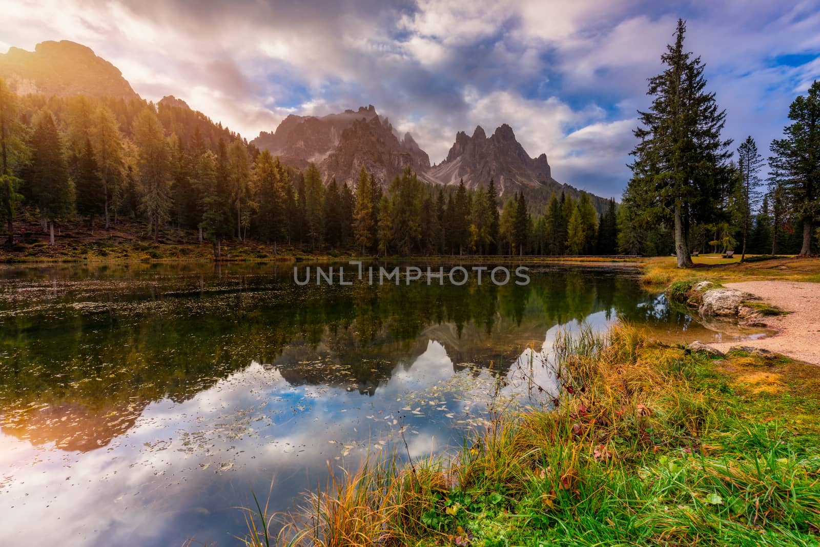 Autumn view of Lake Antorno (Lago di Antorno) located in Dolomites area, Belluno Province, Italy. Lake Antorno, Three Peaks of Lavaredo, Lake Antorno and Tre Cime di Lavaredo, Dolomites, Italy.