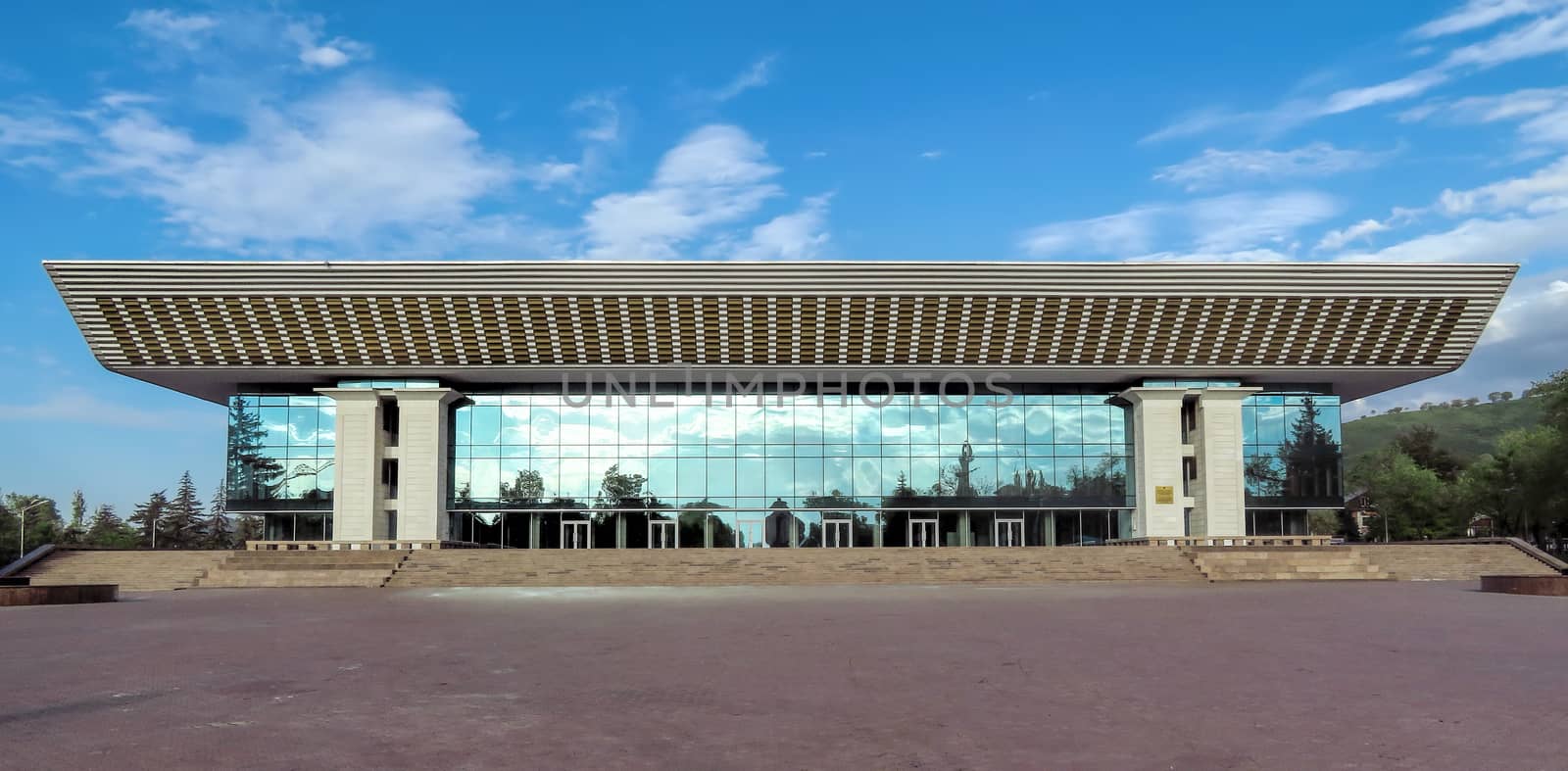 Almaty - Palace of the Republic by Venakr