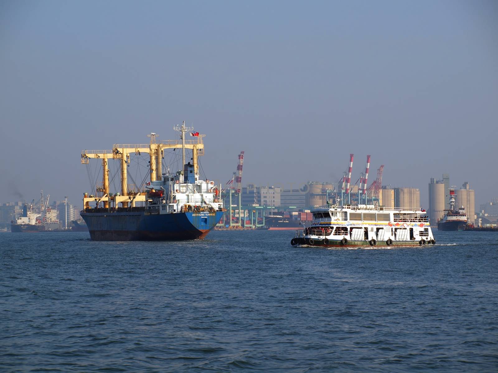 Heavy Air Pollution in Kaohsiung Harbor by shiyali