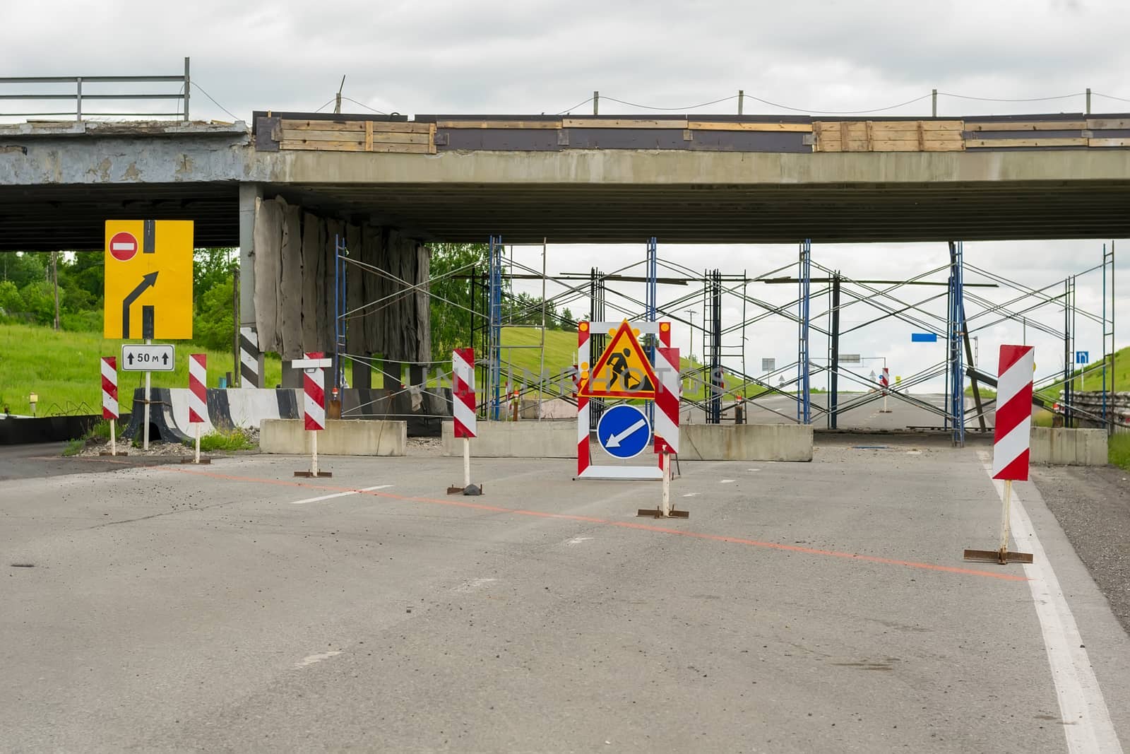 Road signs, detour, repair of the road on the paved road on the highway by jk3030