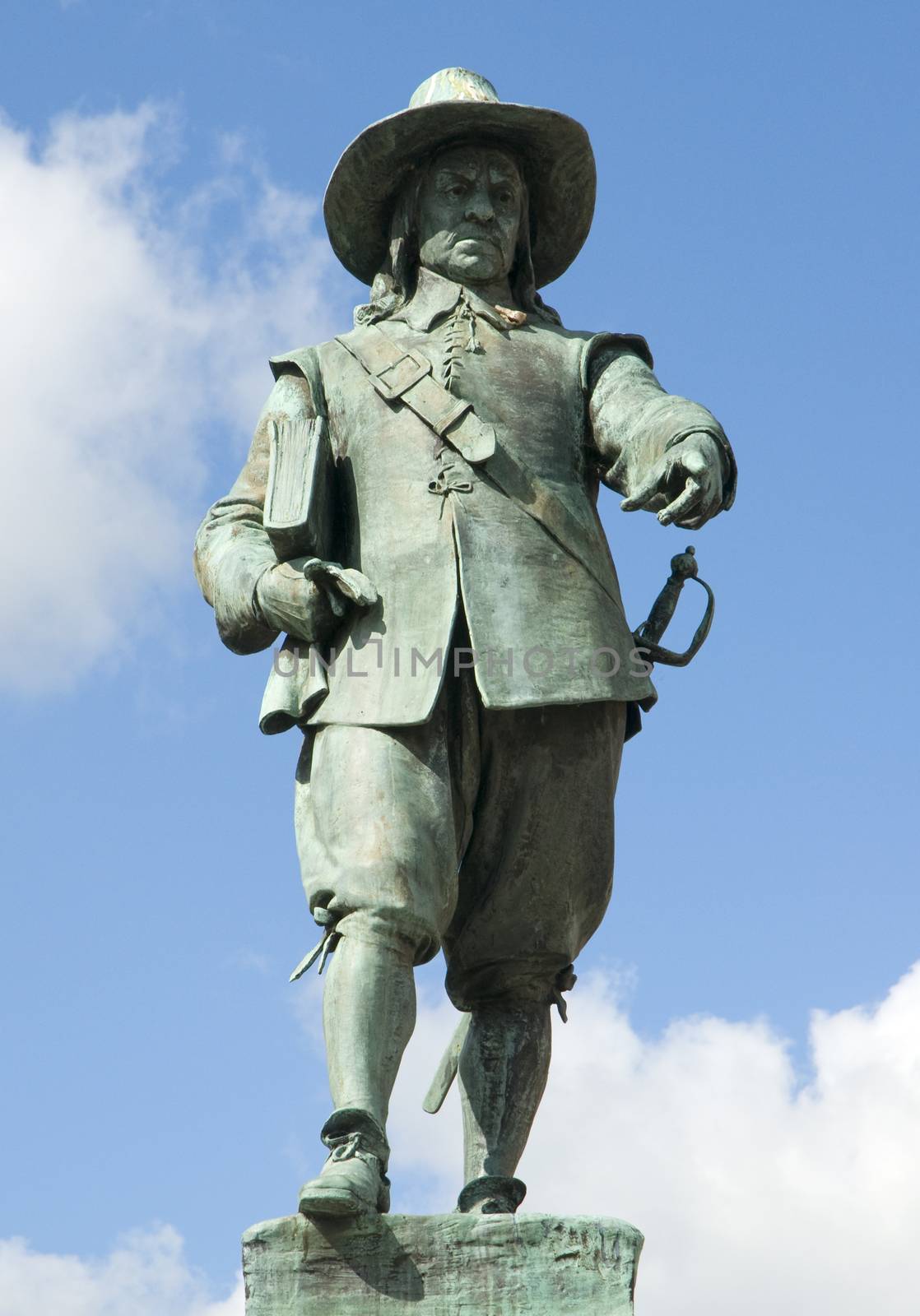 A brinze statuer of Oliver Cromwell in St Ives Market Square