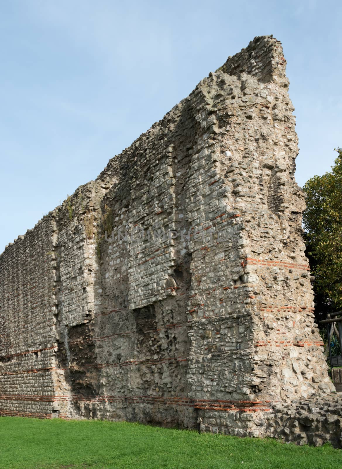 Roman Wall, London by TimAwe