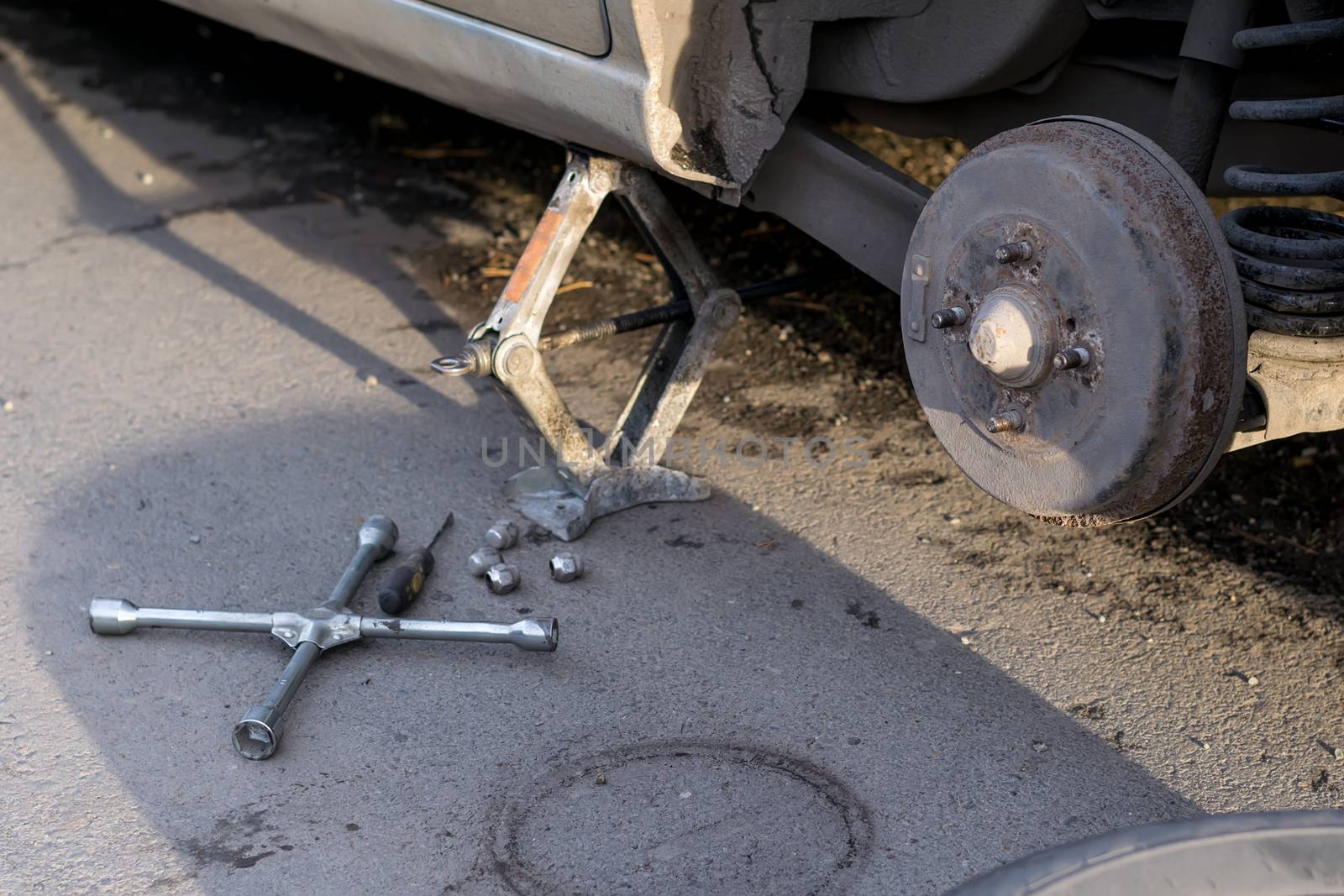 Replacing the rear wheel of the car. The car is mounted on the Jack by jk3030