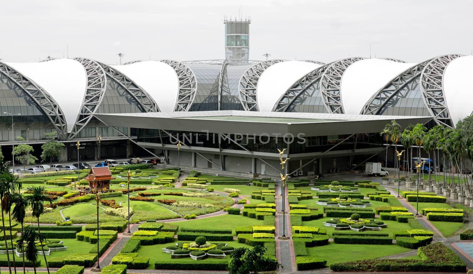 BANGKOK, THAILAND - JULY 21: Suvarnabhumi Airport is the world's third largest single-building airport terminal on July 21, 2013 in Bangkok, Thailand. Designed by Helmut Jahn.

Bangkok, Thailand - July 21, 2013: Suvarnabhumi Airport is the world's third largest single-building airport terminal. Designed by Helmut Jahn.