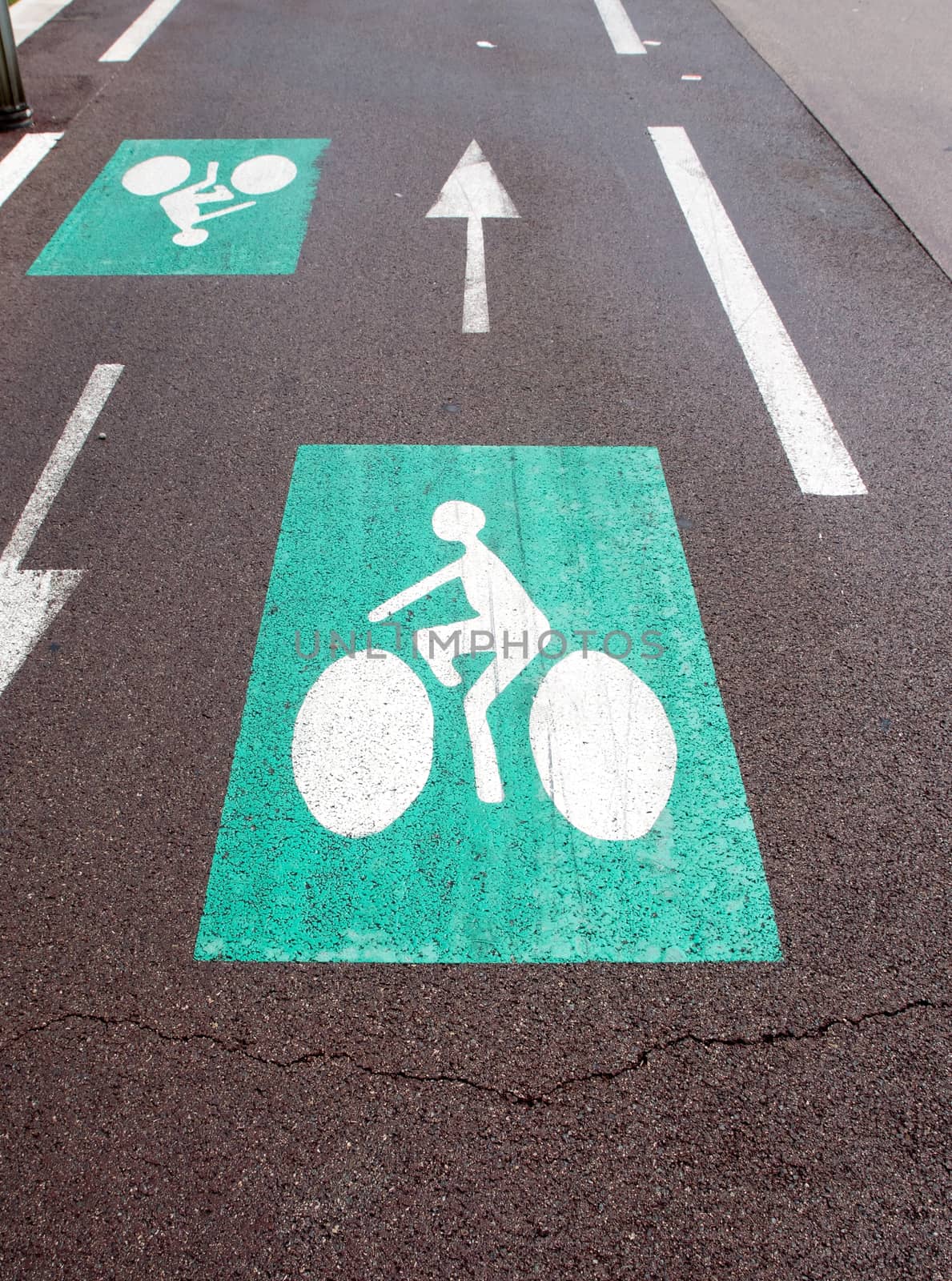 Green bicycle sign on the asphalt road