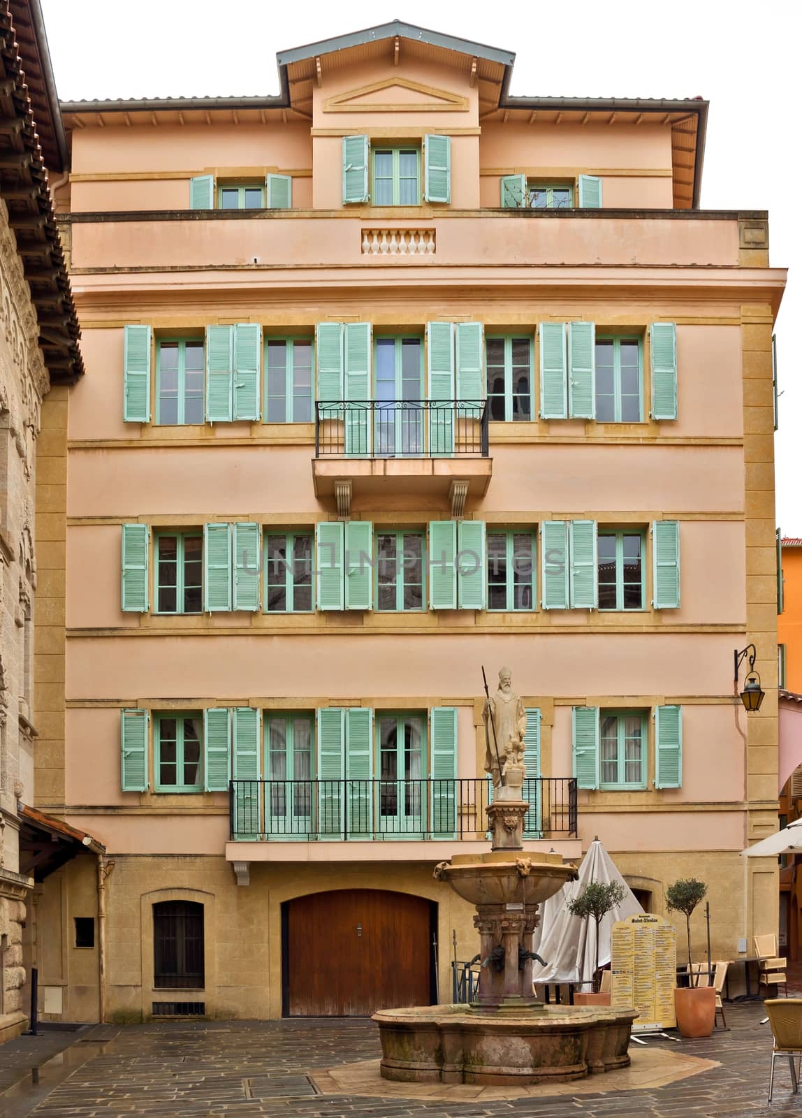 MONTE CARLO, MONACO - APRIL 28: Architecture of principality on April 28, 2013 in Monte Carlo, Monaco. Principality of the most popular destination among tourists.

Monte Carlo, Monaco - April 28, 2013: Architecture of principality. Principality of the most popular destination among tourists.