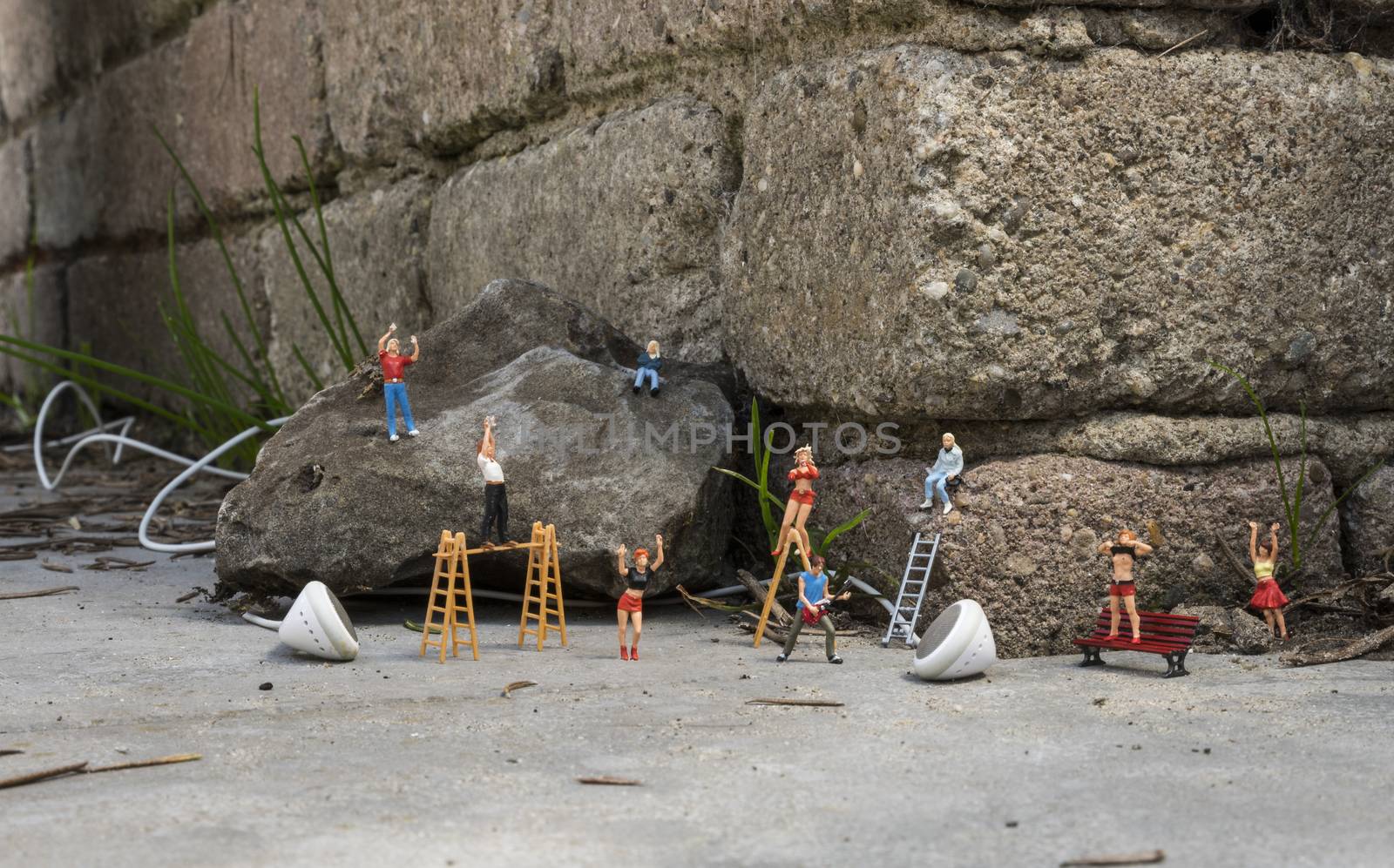 little figures garden concert with singer and guitar and with social distance of six feet or 1.5 meter due to corona covid 19 crisus