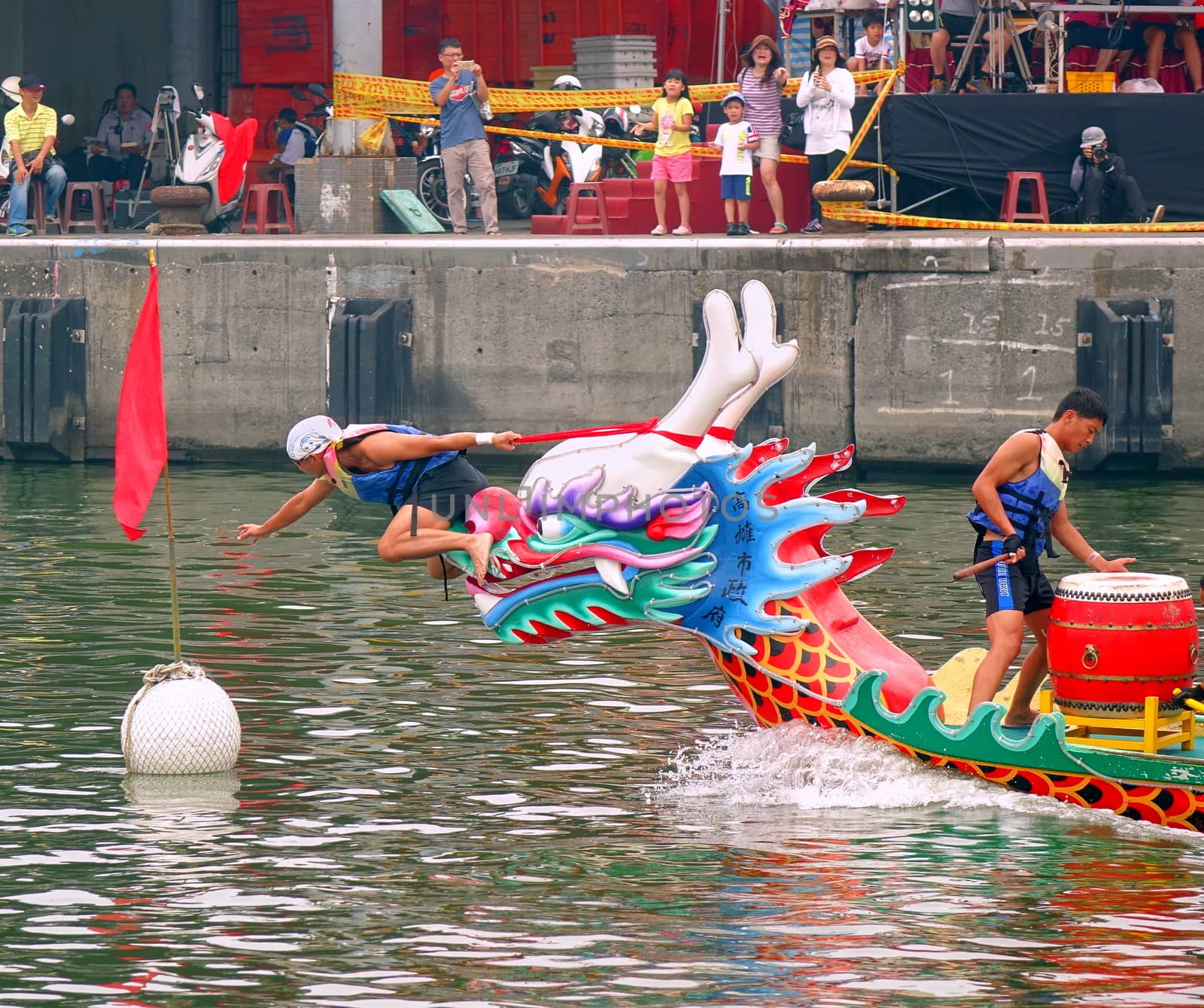 Reaching the Finishing Line in the Dragon Boat Races by shiyali