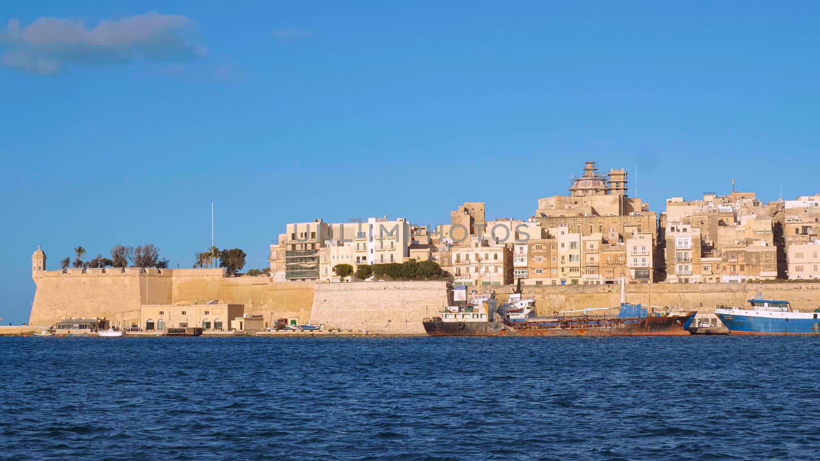 Boat trip along the port of Valletta in Malta by Lattwein