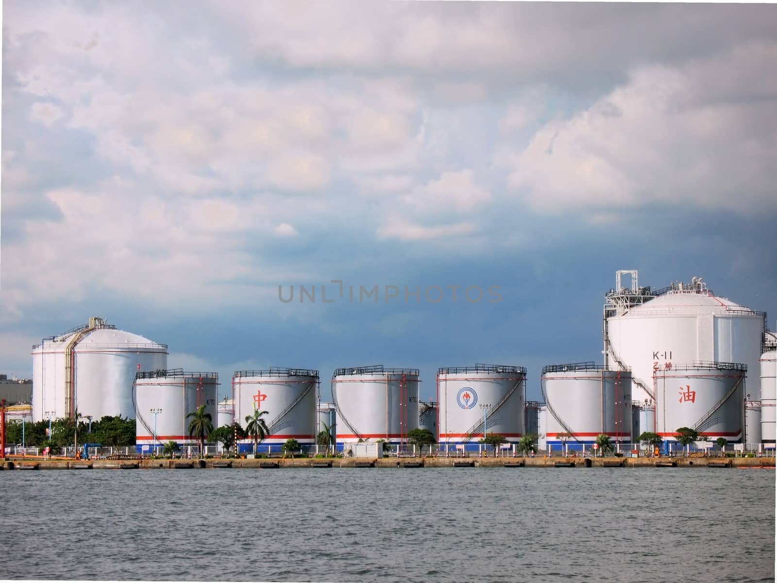 Oil Storage Tanks by shiyali